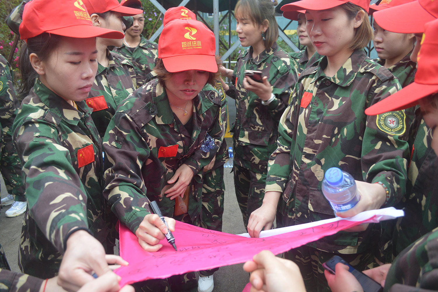 提醒：女生參加戶外拓展訓(xùn)練的必備物品